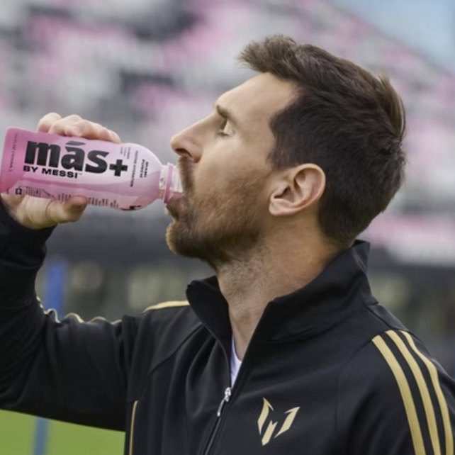 Lionel Messi drinking a bottle of Más+